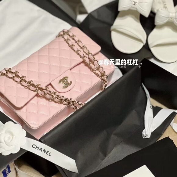 Classic CHANEL Bag: A Stylish and Versatile Choice for Elegance - Picture 1 of 5
